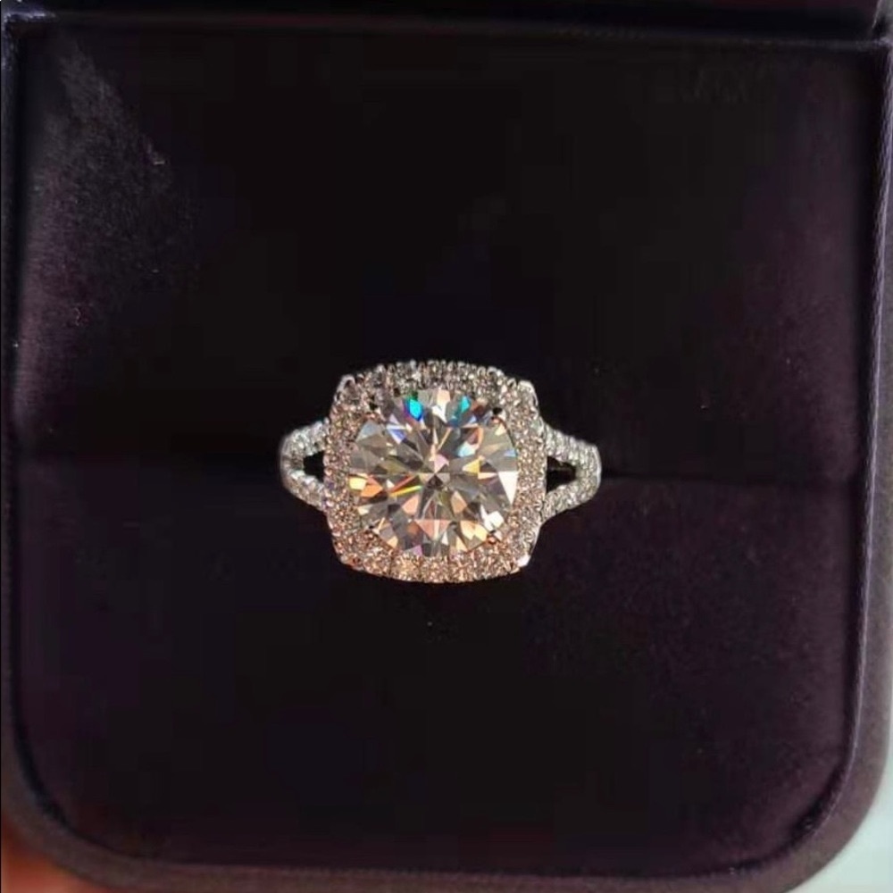 Solid 18k gold 3 carats moissanite ring